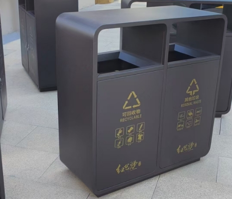 山東濰坊安裝一款咖啡色的戶(hù)外分類(lèi)垃圾桶