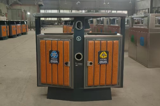 山東濰坊某小區(qū)鋼木分類(lèi)垃圾桶應(yīng)用案例