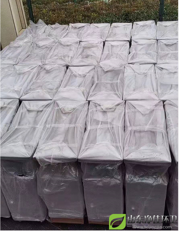 不銹鋼本身耐空氣、蒸汽、水等弱腐蝕介質(zhì)和酸、堿、鹽等化學(xué)浸蝕性介質(zhì)腐蝕，所以不銹鋼垃圾桶耐用性高加上外面的烤漆工藝使得垃圾桶的防腐能力更加強(qiáng)。  烤漆工藝是將戶外粉末通過(guò)高壓靜電設(shè)備充電，在電場(chǎng)的作用下，將涂料噴涂到金屬垃圾桶的表面，粉末會(huì)被均勻地吸附在工件表面，形成粉狀的涂層；而粉狀涂層經(jīng)過(guò)高溫烘烤后流平固化，顆粒會(huì)融化成一層致密的效果各異的最終保護(hù)涂層；牢牢附著在垃圾桶表面，具有防腐防銹的特點(diǎn).  一、不粘性：幾乎所有物質(zhì)都不與特氟龍涂膜粘合。很薄的膜也能顯示出很好的不粘附性能。   二、耐熱性：特氟龍涂膜具有優(yōu)良的耐熱和耐低溫特性。短時(shí)間可耐高溫到300℃，一般在240℃~260℃之間可連續(xù)使用，具有顯著的熱穩(wěn)定性，它可以在冷凍溫度下工作而不脆化，在高溫下不融化。   三、滑動(dòng)性：特氟龍涂膜有較低的摩擦系數(shù)。負(fù)載滑動(dòng)時(shí)摩擦系數(shù)產(chǎn)生變化，但數(shù)值僅在0.05-0.15之間。   四、抗?jié)裥裕禾胤埻磕け砻娌徽此陀唾|(zhì)，生產(chǎn)操作時(shí)也不易沾溶液，如粘有少量污垢，簡(jiǎn)單擦拭即可清除。停機(jī)時(shí)間短，節(jié)省工時(shí)并能提高工作效率。   五、耐磨損性：在高負(fù)載下，具有優(yōu)良的耐磨性能。在一定的負(fù)載下，具備耐磨損和不粘附的雙重優(yōu)點(diǎn)。   六、耐腐蝕性：特氟龍幾乎不受藥品侵蝕，可以保護(hù)零件免于遭受任何種類(lèi)的化學(xué)腐蝕。  所以這款不銹鋼烤漆垃圾桶更防腐，耐腐蝕，更堅(jiān)固，使用時(shí)間更長(zhǎng)久不易損壞。